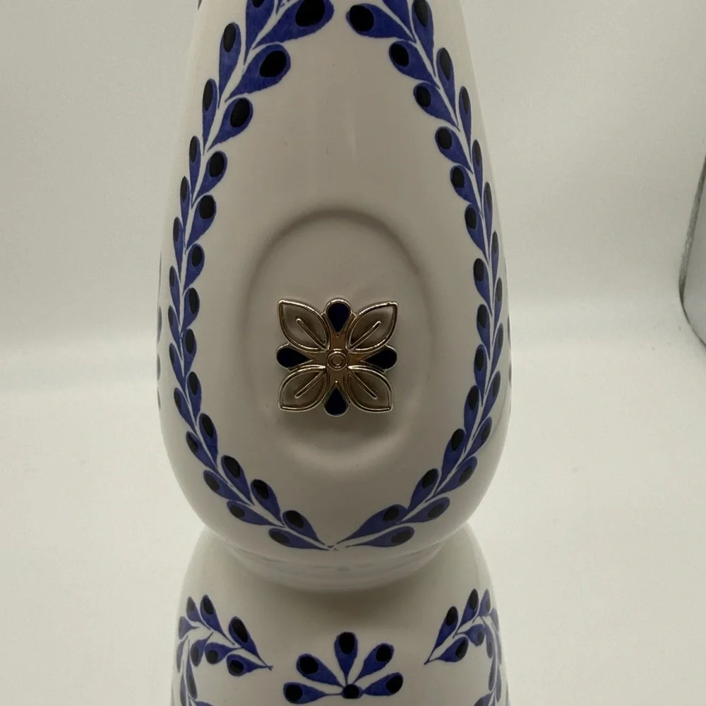 Clase Azul Reposado 750ml Tequila Bottle in Box. - Picture 7 of 9